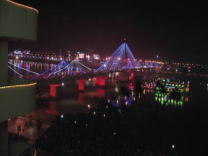 夜晚灯光下的大桥