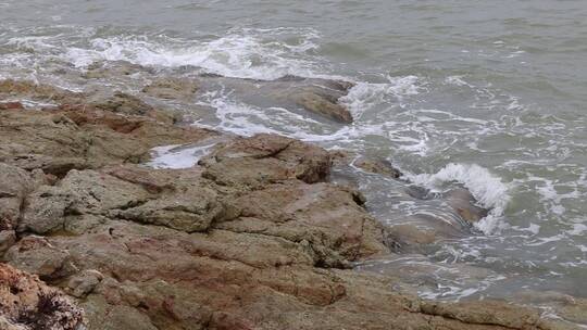 海浪拍打石滩空镜画面
