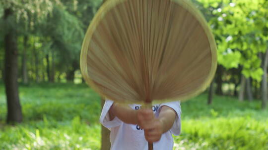 中国人女性母子公园乘凉避暑玩耍视频素材模板下载