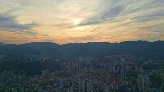 航拍夕阳下的红河州个旧市城市风光