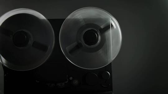 特写磁带录音机上的磁带卷轴视频素材模板下载