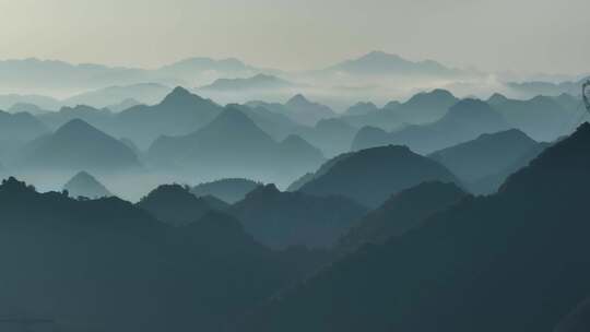 航拍雄伟壮阔的群山