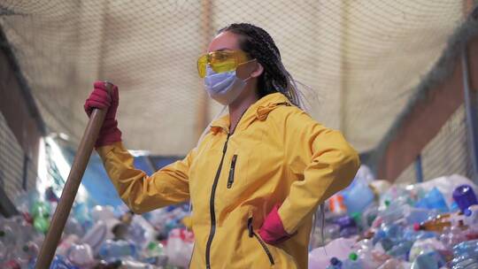 在塑料回收厂工作的女人视频素材模板下载