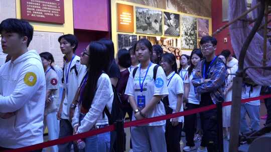 人群排队参观场馆