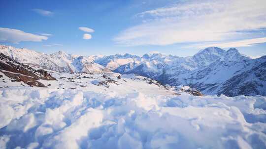白雪覆盖山脉的俯视图