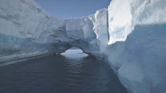 无人机飞往南极洲冰山拱门。