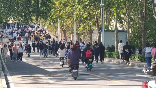 大学校园下课后学生人来人往01