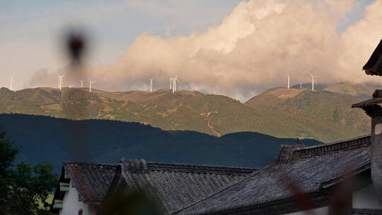 夕阳山顶红色云雾中的风力发电风车