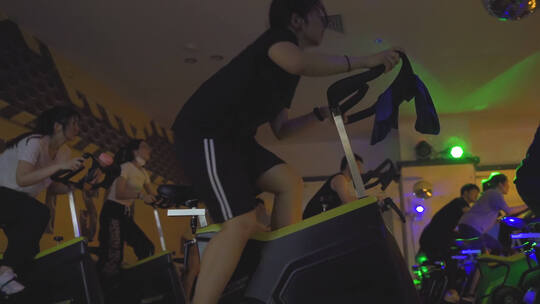 健身房动感单车锻炼身体视频素材模板下载