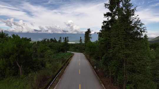 行驶在腾冲火山群的景观大道上