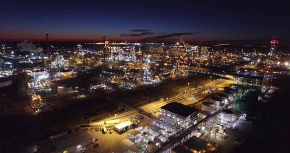 工业炼油厂天际线夜景
