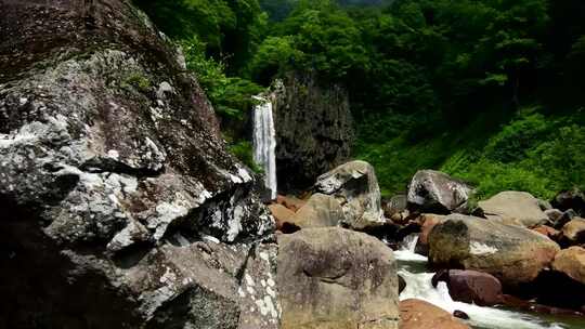 山涧小溪河流瀑布流水优美自然环境山峦青苔