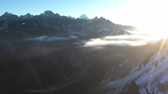 西藏察瓦龙雪山云海景观