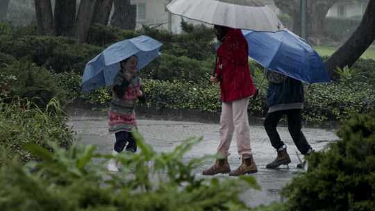 孩子们在雨中跳来跳去