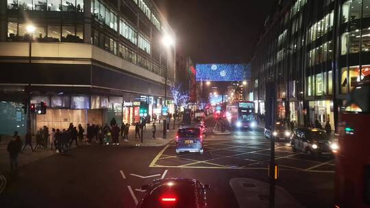 航拍车辆在城市夜间穿梭