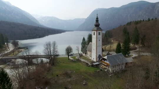 斯洛文尼亚博辛吉湖上桥梁和教堂的无人机景观