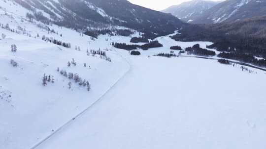 航拍新疆冬季喀纳斯神仙湾晨雾雪山森林雪景