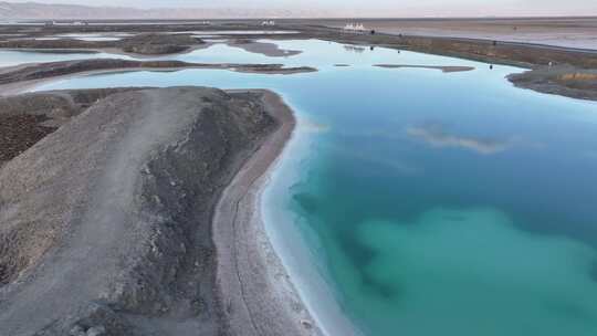 青海海西大柴旦翡翠湖碧水沙滩航拍视频