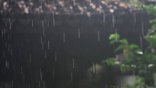 下雨天黑瓦老房子屋檐