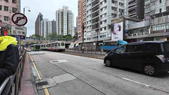 香港街头的车辆与高楼景象