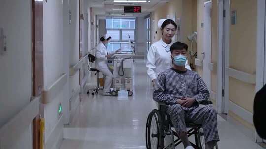 护士照顾患者推着坐轮椅的患者