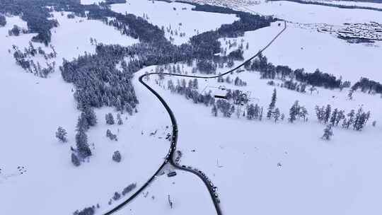 航拍新疆雪山风光