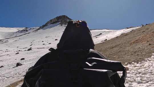 登山者雪山徒步背影