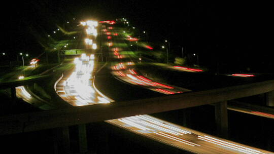 车辆在夜间高速公路上快速行驶的延时镜头