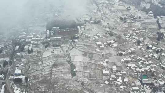 大自然寒潮冬天下雪的村庄田野航拍风景