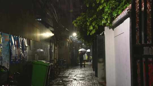 情侣胡同雨中行