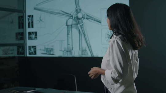 可再生能源部门首席执行官展示新的风力涡轮视频素材模板下载