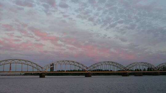 粉红色落日下的铁路桥