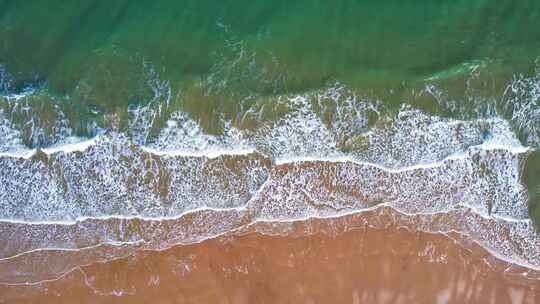 俯拍沙滩海浪海岸线