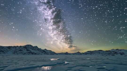 冰湖夜幕 星光璀璨 天地广阔无边