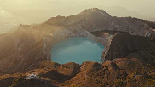 航拍印尼克里穆图火山湖