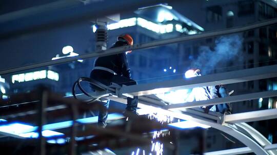 中国建设电焊工人氩弧焊工人高空作业视频素材模板下载