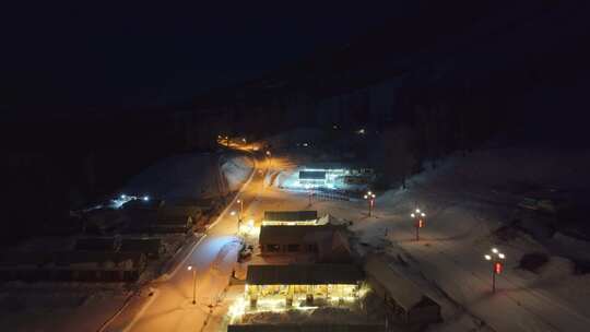 航拍新疆喀纳斯老村冬季夜景雪地小木屋