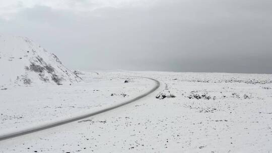 穿过雪地的道路