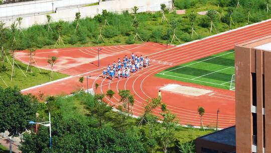 航拍学生在学校操场跑步4k视频素材