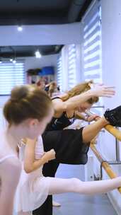 垂直视频，老师和女孩在芭蕾舞酒吧