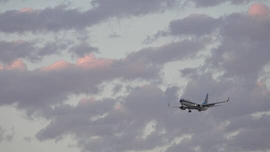 飞机飞过天空