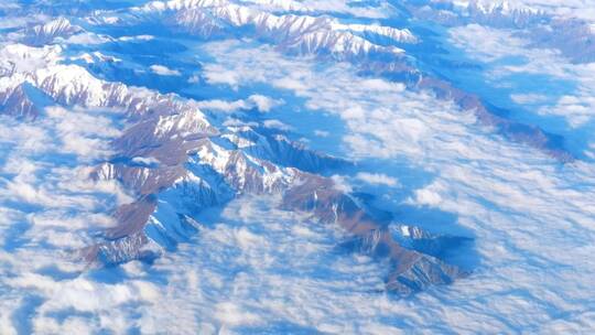 从飞机上俯瞰山脉景色
