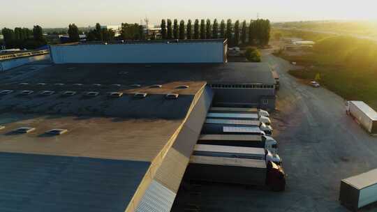 日落时航拍仓库和卡车视频素材模板下载