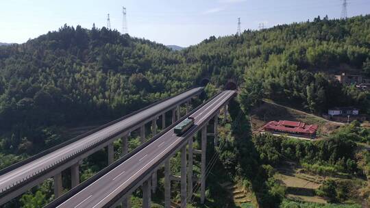高速公路汽车进出隧道航拍高架桥货车高速路