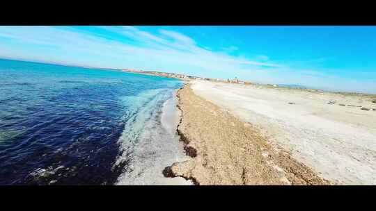 FPV无人机航拍海浪冲击沙滩蓝天白云撒丁岛