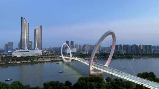南京眼步行桥奥体双子塔的夜景航拍风光