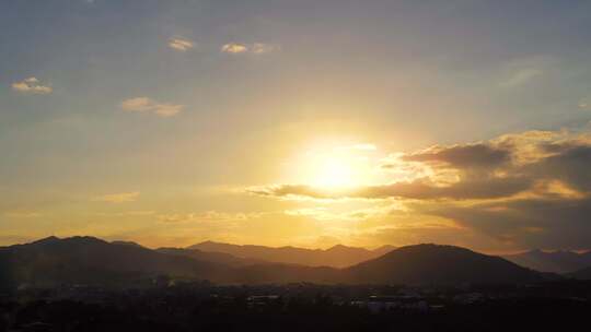 山日落延时黄昏夕阳山峰阳光森林山太阳下山