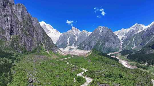 航拍贡嘎山区南门关沟鹊巴峰峰雪山群峰风光