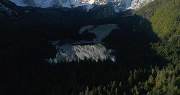 雪山空中的森林和山湖