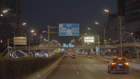 汽车行驶在城市夜景